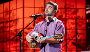 Ο Σταύρος Τσαντές έρχεται στον Σταυρό του Νότου με τη «Δημοκρατία του Αχ»