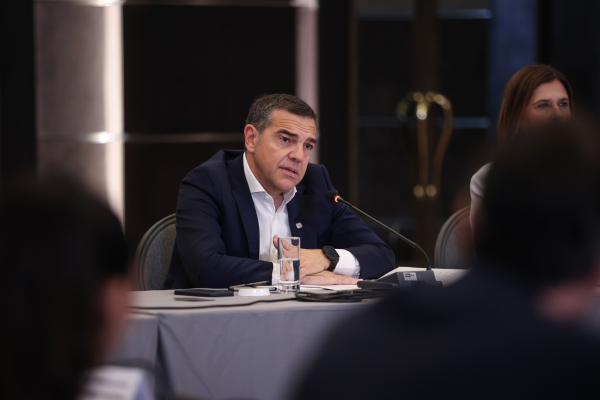 Μέτωπο με τον Τσίπρα ανοίγει το Μαξίμου