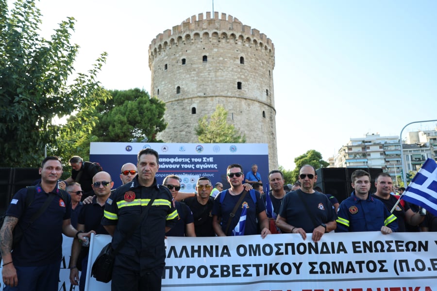 ΔΕΘ: Στον Λευκό Πύργο οι ένστολοι - Εικόνες από τη συγκέντρωση διαμαρτυρίας