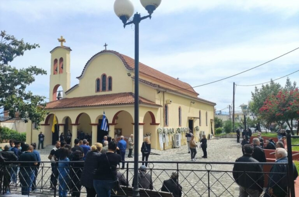 Άρτα: Σπαραγμός στην κηδεία του βρέφους, μπουμπουνιέρες και γλυκά στην εκκλησία