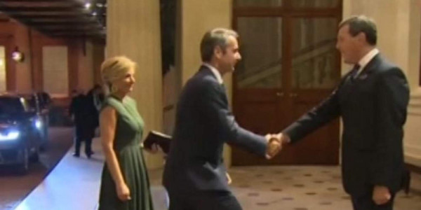 Στο παλάτι του Μπάκιγχαμ ο Κυριάκος Μητσοτάκης - Δείπνο των ηγετών με την βασίλισσα Ελισάβετ (video)