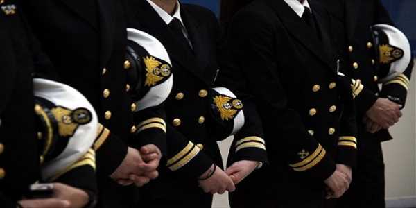 Οι στρατιωτικοί δίνουν προθεσμία στον Χαρδούβελη για την επιστροφή των αποδοχών τους