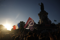 Το Παρίσι πανηγυρίζει τη νίκη της ενωμένης Αριστεράς