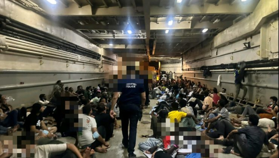 Σε αμπάρι στους 43 βαθμούς για 36 ώρες: Αστυνομικοί καταγγέλλουν τις άθλιες συνθήκης μεταγωγής μεταναστών