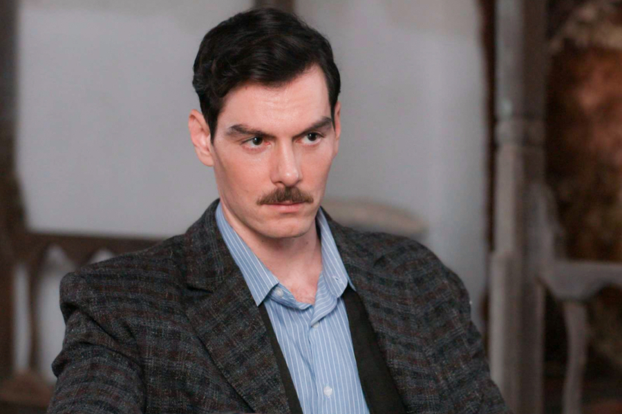 «Grand Hotel»: Ο αστυνόμος Κομνηνός αρχίζει να υποψιάζεται την κρυφή ταυτότητα του Ρήγα (Βίντεο)