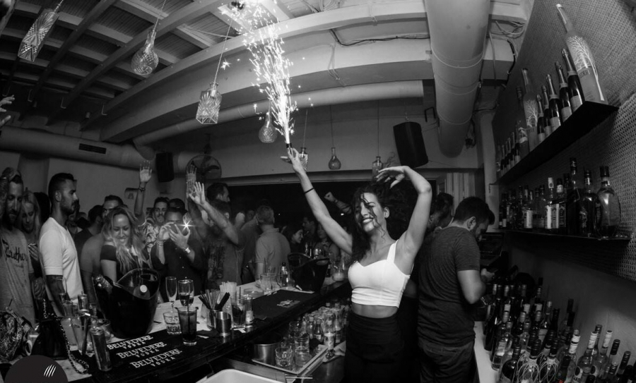 Χορός και τραγούδι για λίγο ακόμη: Αντιδρούν οι επιχειρηματίες των νυχτερινών κέντρων στα νέα μέτρα