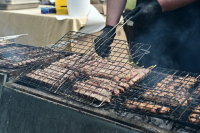 Τσικνοπέμπτη 2026: Αντιδράσεις για το τσίκνισμα στα σχολεία - «Οι ψησταριές δεν έχουν θέση στις τάξεις»