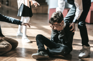 Άγριος ξυλοδαρμός 12χρονου από συμμαθητές του, με κλωτσιές και... λιθοβολισμό