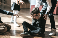 Άγριος ξυλοδαρμός 12χρονου από συμμαθητές του, με κλωτσιές και... λιθοβολισμό