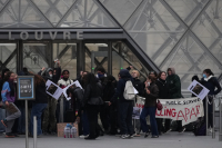 Διαδηλωτές αποκλείουν την πρόσβαση στο Μουσείο του Λούβρου