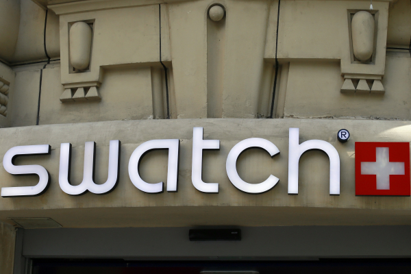 Οργή για ρατσιστική διαφήμιση της Swatch, αναγκάστηκε να την αποσύρει