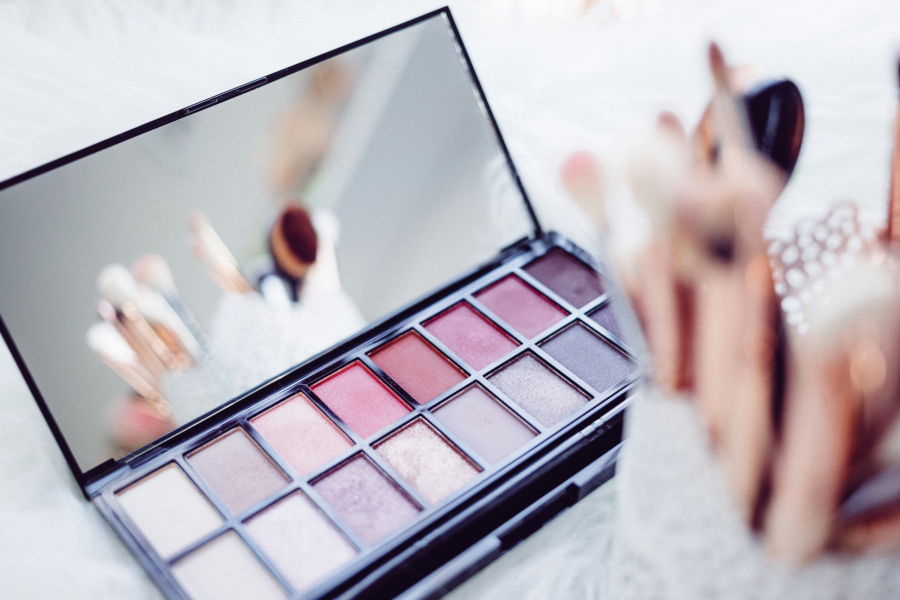 Μη «φοράς» αυτά τα τρία χρώματα σκιάς - Σε μεγαλώνουν