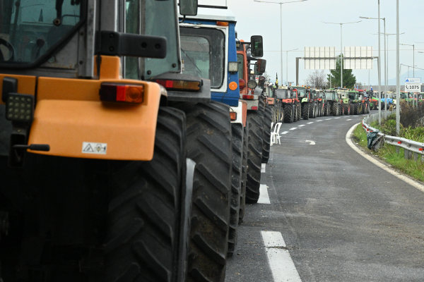 Αγροτικά μπλόκα: Τα νέα δεδομένα με τα χιλιάδες τρακτέρ στις Εθνικές