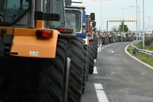 Αγροτικά μπλόκα: Τα νέα δεδομένα με τα χιλιάδες τρακτέρ στις Εθνικές
