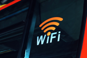Γιατί συνιστούν να βάζεις ένα κέρμα πάνω στο wifi σου και τι συμβαίνει όταν το κάνεις;