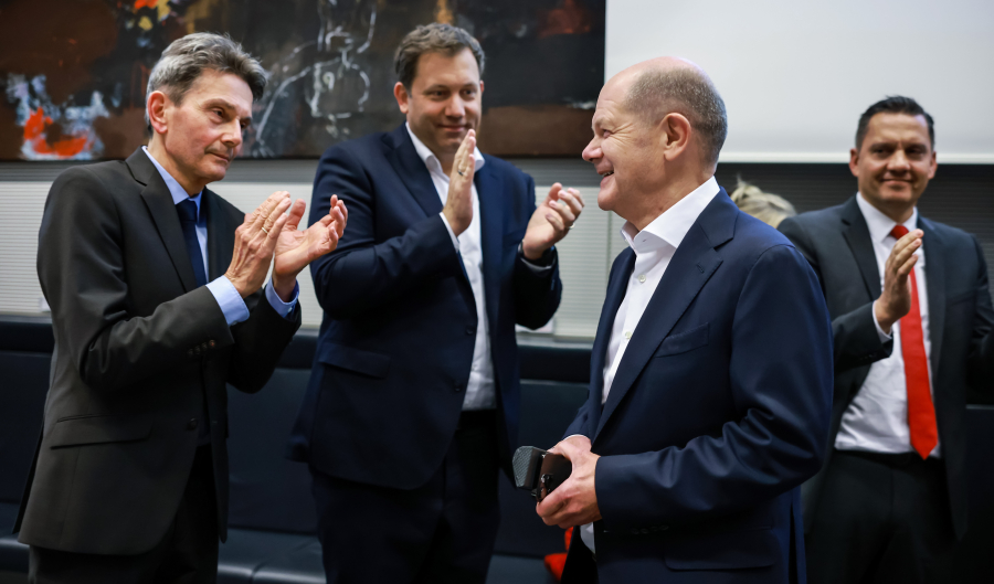 Βαθιά κρίση στη Γερμανία, γαντζωμένος στην εξουσία ο Όλαφ Σολτς