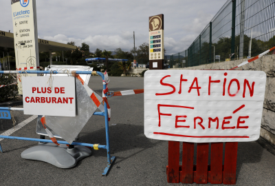 Συνεχίζονται οι σκληρές απεργίες στα διυλιστήρια της Γαλλίας: Mε επιτάξεις απαντά η κυβέρνηση
