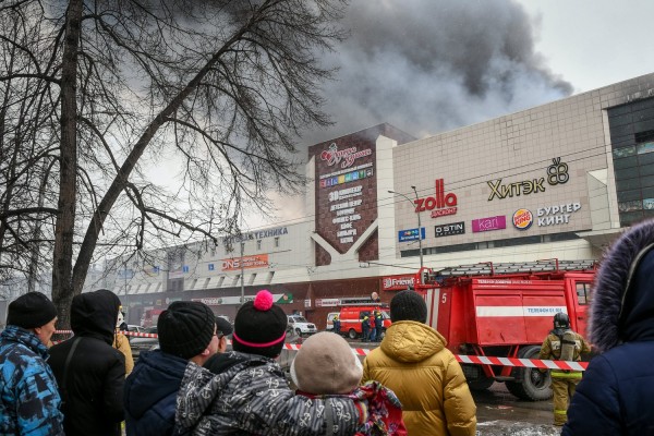 Ένα παιδί έβαλε φωτιά στο τραμπολίνο και προκάλεσε την τραγωδία στη Σιβηρία (video)