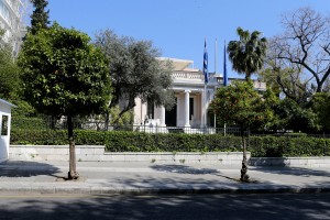 Το Μαξίμου παραθέτει τις αποφάσεις του 2012 και της χθεσινής