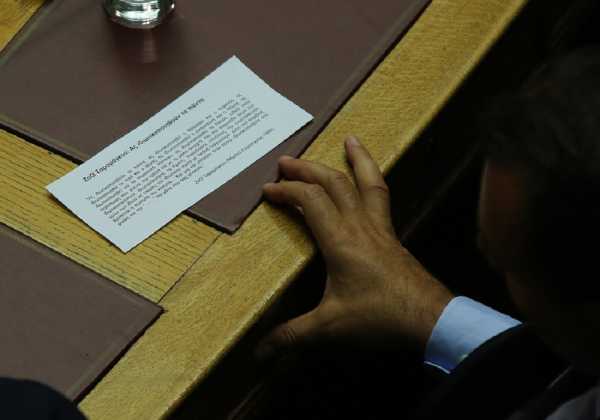 Στελέχη της ΛΑΕ εκτόξευσαν από τα θεωρεία φυλλάδια διαμαρτυρίας