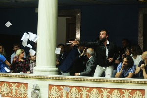 Πολίτες πέταξαν έντυπα από τα θεωρεία στην αίθουσα της Ολομέλειας