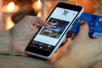 «Χειρόφρενο» στις απάτες των e - shop: «Πράσινο φως» ακόμα και για... προληπτικό λουκέτο