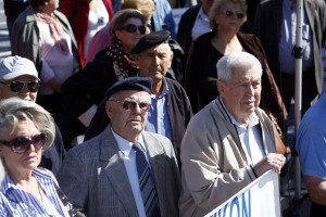Αγανακτισμένοι συνταξιούχοι διαμαρτυρήθηκαν έξω από το ΕΦΚΑ στη Θεσσαλονίκη