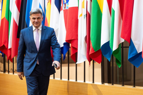 Την ένταξη Σερβίας και Μαυροβουνίου στην Ευρωπαϊκή Ένωση ζητά ο Φαραντούρης