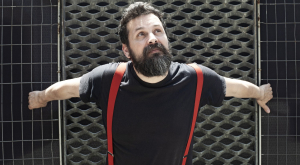Ο Σπύρος Γραμμένος τραγουδάει για την Πορεία στη Γάζα