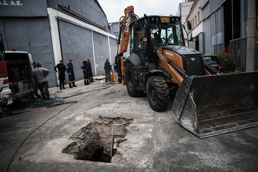 Εργατικό δυστύχημα στον Πειραιά: Ο Κούγιας αναλαμβάνει την οικογένεια του 35χρονου που έπεσε σε αφύλαχτο φρεάτιο