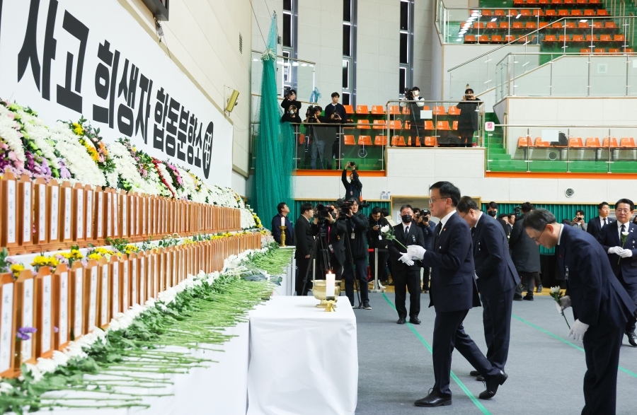 Νότια Κορέα: Δύο αεροσυνοδοί οι επιζώντες της αεροπορικής τραγωδίας - Τα πρώτα λόγια του 33χρονου