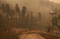 Φωτιά στην Εύβοια: Αναζωπύρωση στο χωριό Γερακιού, απειλούνται οι Καματριάδες