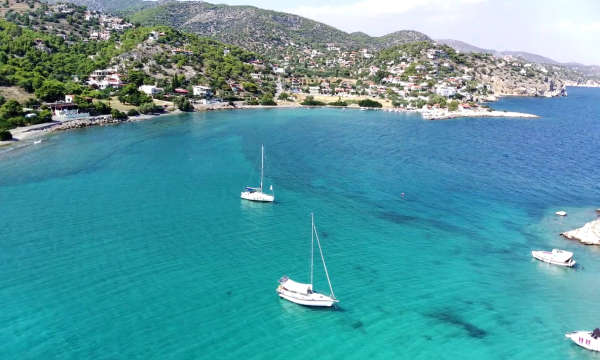 Κρυστάλλινα νερά και λεπτό βότσαλο – Αυτή είναι η ωραιότερη παραλία της Σαλαμίνας