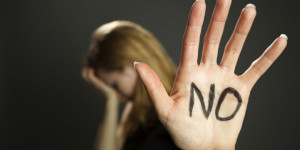 Ενδοοικογενειακή βία: Αυξήθηκαν τα περιστατικά λόγω καραντίνας