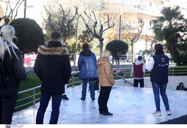 Το κόστος του testing φέρνει συνωστισμό πολιτών για δωρεάν rapid παρά τις απαγορεύσεις