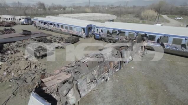 Σοκαριστικές εικόνες της αμαξοστοιχίας Intercity: Συντρίμμια, χαλάσματα και οσμή θανάτου στα Τέμπη
