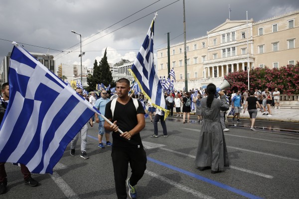 Live: Ξεκίνησε το συλλαλητήριο για τη Μακεδονία στο Σύνταγμα - Μικροεπεισόδια με ρίψη χημικών (pics+vid)