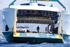 Νέα Στύρα: «Στον αέρα» η διαδικασία αποκόλλησης και ρυμούλκησης του φέρι μποτ