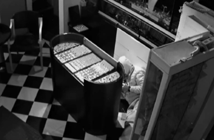 «Ροζ Πάνθηρες»: Δύο συλλήψεις για την ληστεία στη Χαλκιδική με λεία ρολόγια 580.000 ευρώ