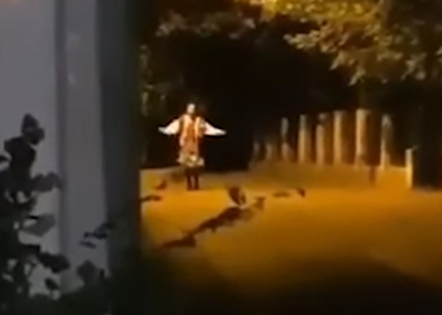 Γυναίκα χορεύει τα μεσάνυχτα στη μέση του δρόμου και προκαλεί τρόμο στο TikTok