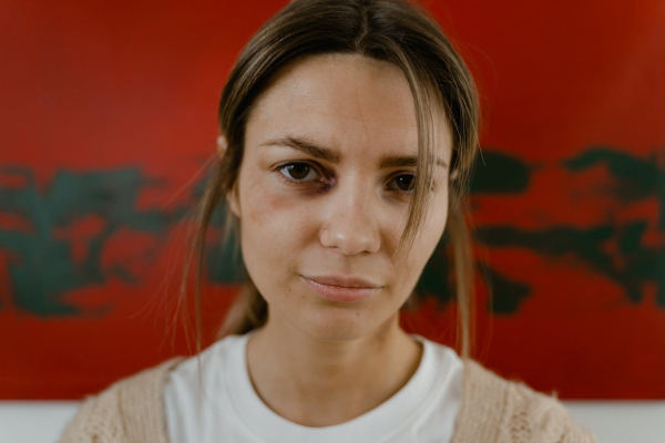 Η μεγάλη καθυστέρηση εκδίκασης υποθέσεων ενδοοικογενειακής βίας ευθύνεται και για τις γυναικοκτονίες