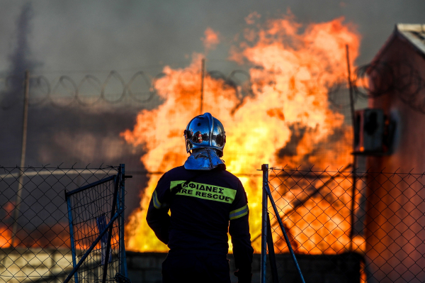 Αχαρνές: Μάχη με τη φωτιά σε εργοστάσιο ξυλείας, ενισχύθηκαν οι δυνάμεις (Εικόνες - Βίντεο)