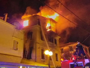 Τραγωδία στην Κέρκυρα: Υπέκυψε ο άνδρας που πάλευε με τις φλόγες κρεμασμένος από το περβάζι του σπιτιού του