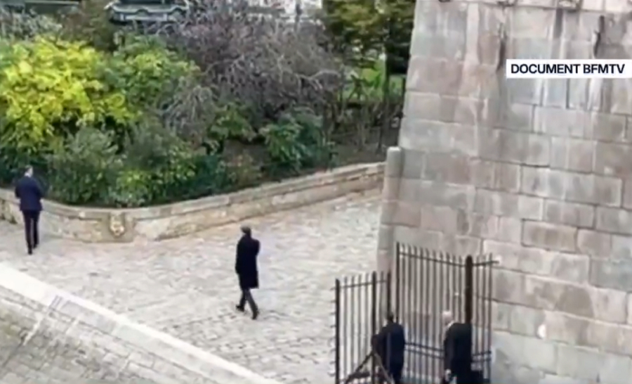 Η μοναξιά του Μακρόν μετά την παραίτηση Λεκορνού: Ο περίπατος στις όχθες του Σηκουάνα (Βίντεο)