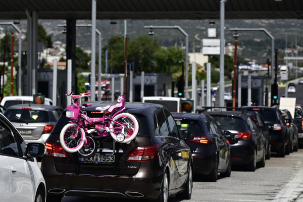 Η ΕΛ.ΑΣ. χρεώνει στους αγρότες το χάος στην Εθνική Αθηνών-Λαμίας - «Κινδύνευσαν αστυνομικοί να παρασυρθούν από ταλαιπωρημένους οδηγούς»