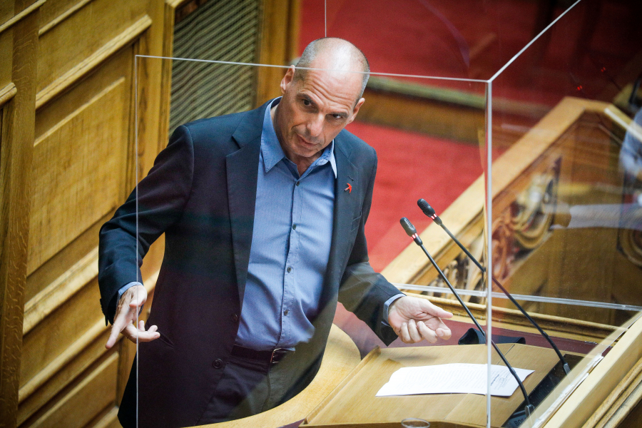 Κόντρα Βαρουφάκη-Χατζηδάκη στη Βουλή για τον εμβολιασμό