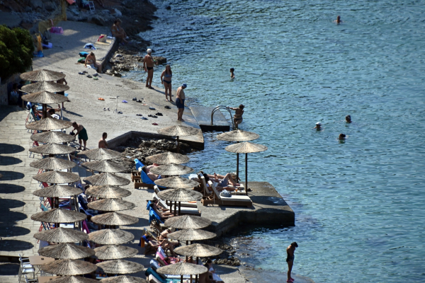 Το χρηματιστήριο της ξαπλώστρας το 2026 - Οι τιμές στα νησιά