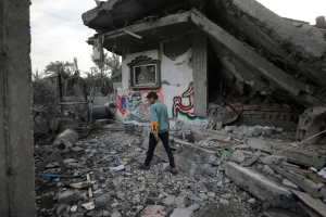 «Ο θάνατος μας ακολουθεί όπου και να πάμε»: «Ποινή θανάτου» σε χιλιάδες αμάχους στη Γάζα