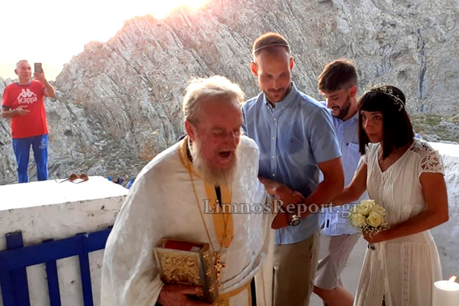 Γάμος στη Λήμνο «έσπασε» παράδοση αιώνων σε ασκεπή ναό που χτίστηκε το 1305 (βίντεο, εικόνες)