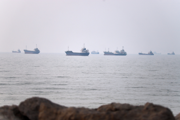 Πετρέλαιο: Ο πόλεμος ΗΠΑ - Ιράν κρατά ψηλά τις τιμές - Ανησυχία για την προσφορά